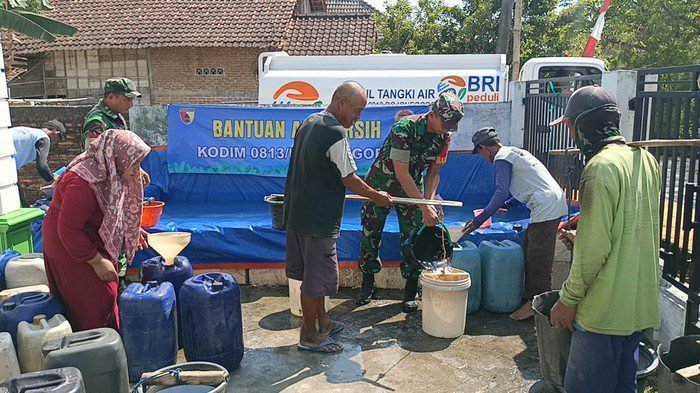 Kekeringan Melanda 2 Desa Di Bojonegoro Distribusi Air Bersih Diserbu