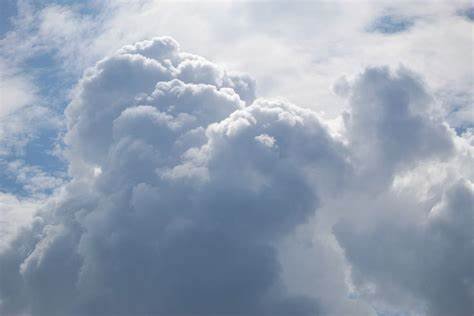 Hujan Lebat disertai Angin Kencang dan Petir Berpotensi Terjang Indonesia Kamis Ini