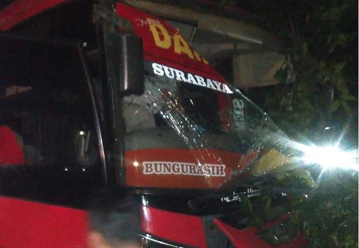 FOTO: Bus PO Indonesia usai seruduk mobil pribadi di Desa Trenggales Kecamatan Mejobo Kudus, pada Kamis (28/7/2022) malam.