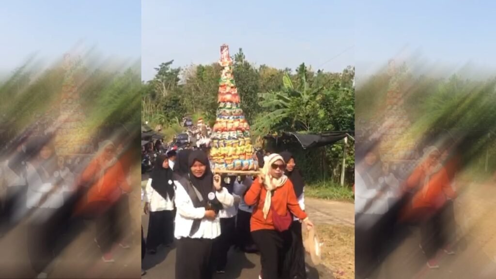 Sejumlah Warga di Malang Padati Jalan Setelah Dua Tahun Tak Lakoni Grebeg Suro