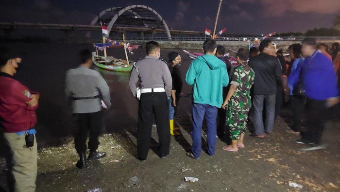 Jasad Wanita Ditemukan Mengapung di Surabaya, Diduga Bunuh Diri