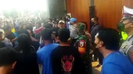 Ratusan warga datangi Padepokan Nur Dzat Sejati di Desa Rejowinangun, Kecamatan Kademangan, Kabupaten Blitar pada Minggu (31/7/2022).