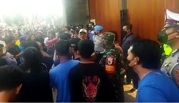 Ratusan Warga di Blitar Desak Tutup Padepokan Gus Samsudin