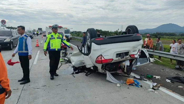 Diduga Mengantuk, HRV Terjungkir di Tol Ngawi