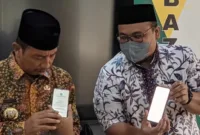 Bupati dan Wabup Rembang menunjukkan bukti pembayaran zakat melalui Baznaz