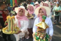 Suasana Kirab Tebokan Jenang di Desa Kaliputu, Kecamatan Kota, Kabupaten Kudus, Rabu (19/7/2023).