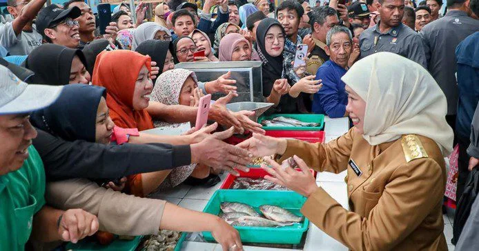 Jokowi dan Khofifah Tinjau Harga Sembako di Pasar Bululawang, Malang: Inflasi Jatim Terkendali dan Stabil