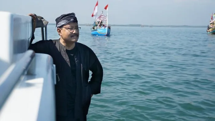 Gus Ipul Pimpin Sedekah Laut Pasuruan, Ajak Warga Jaga Keharmonisan dengan Alam