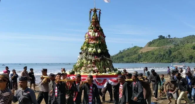 Wisatawan Ikut Rebutan Gerebek Sura di Pantai Gemah Tulungagung
