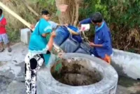 warga bangkalan mencari air bersih