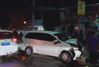 Mobil Avanza dengan nomor polisi AD 8678 DQ menabrak tiang lampu jalan di simpang empat Pasar Delanggu, Kecamatan Delanggu, Klaten pada Kamis (17/8/2023) malam.