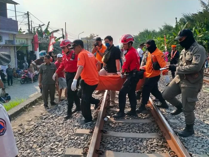 Bocah 13 Tahun di Surabaya Meninggal Dunia Tertabrak Kereta Api