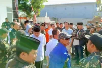 Sekelompok Barisan Ansor Serbaguna (Banser) bergerak dalam formasi menuju Kantor PKS Jember di Jalan Danau Toba, Kecamatan Sumbersari.