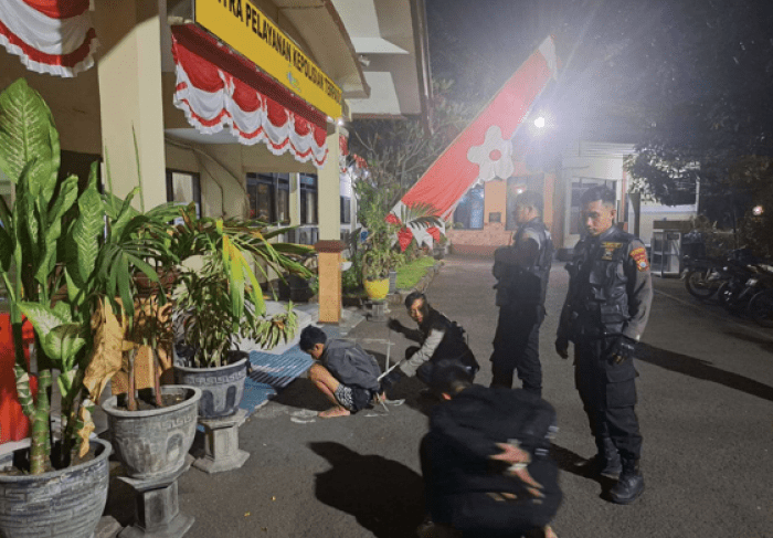 Dua Pemuda Diduga Gangster Bersenjata Tajam Diamankan di Surabaya