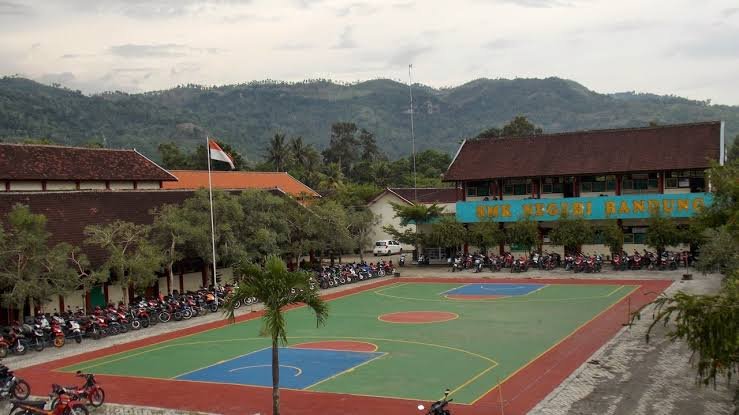 SMKN 1 Bandung Tulungagung Belum Kembalikan Uang Pembelian Seragam, Wali Murid Desak Keadilan