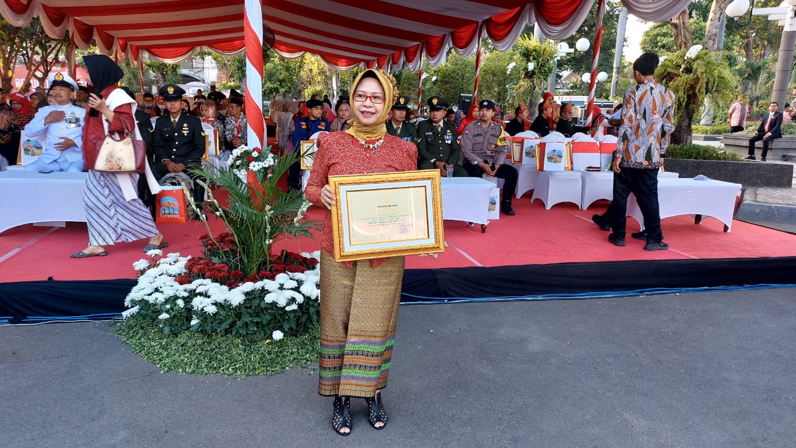 Gubes Unair, Prof Dr Sri Sumarmi SKM MSi mendapatkan penghargaan dari Walikota Surabaya.