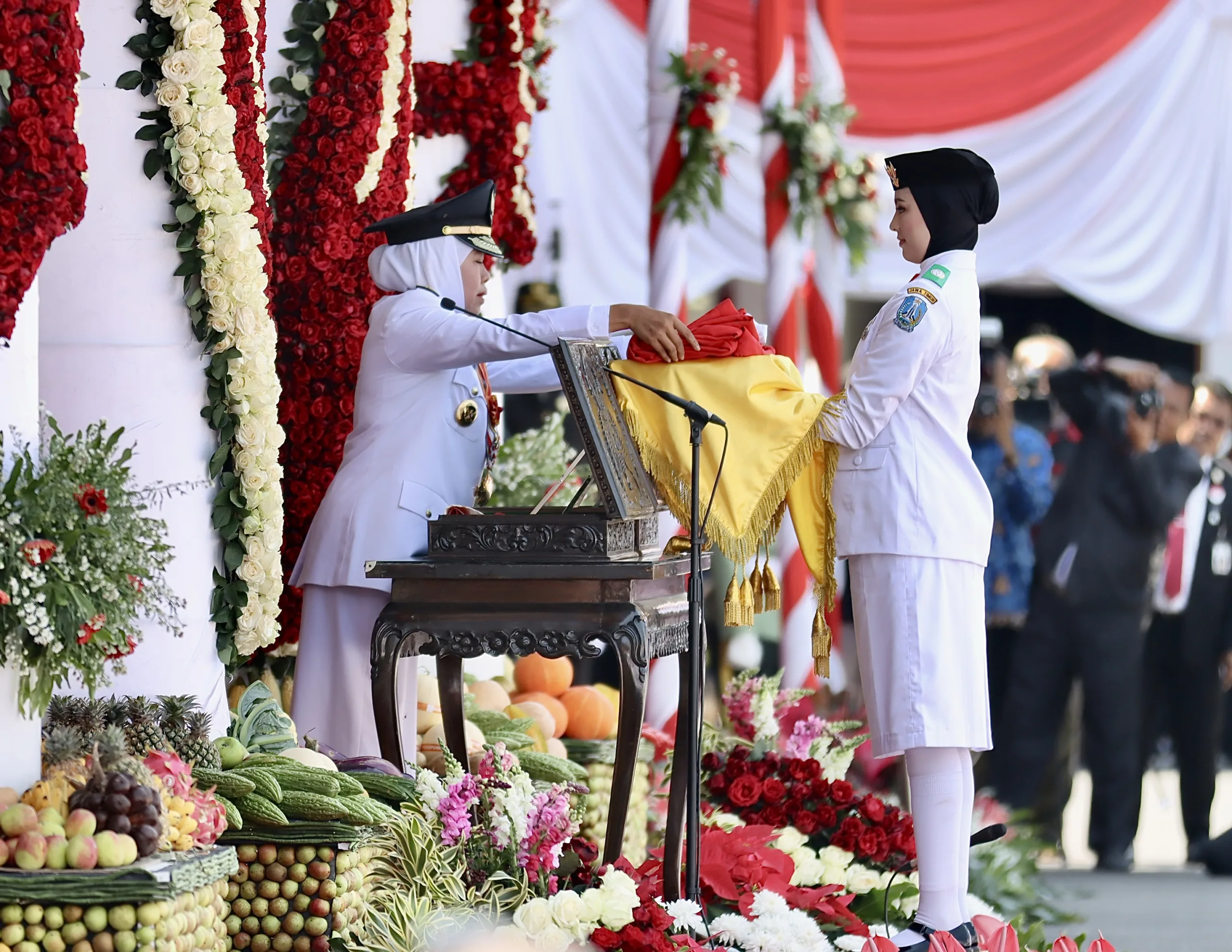 Setelah Irup Kemerdekaan di Grahadi, Khofifah Teteskan Air Mata