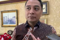Wali Kota Surabaya, Eri Cahyadi, mengungkapkan bahwa lebih dari setengah dari jumlah keluarga miskin di Kota Surabaya telah berhasil mencapai pendapatan total sebesar Rp4 juta per bulan hingga awal Agustus 2023.
