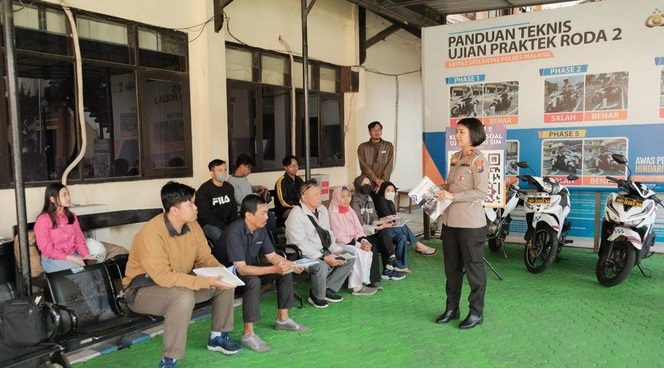 Polres Malang merilis buku edukasi bertujuan untuk memberikan panduan lengkap kepada pemohon Surat Izin Mengemudi (SIM C) dalam menghadapi ujian teori.