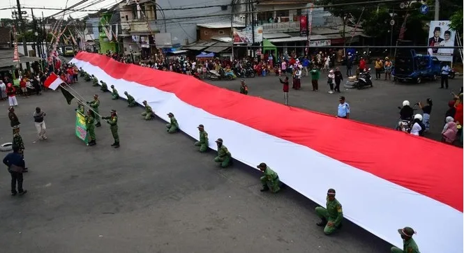 Umbul-Umbul Merah Putih Sepanjang 78 Meter Dibentangkan Saat Detik-Detik Proklamasi