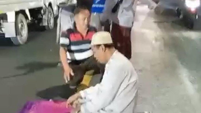 Warga Gresik Digegerkan Pria Salat di Tengah Jalan
