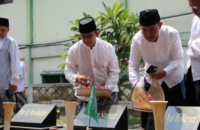 Anies Ziarah Makam Ayah Cak Imin : Wacana Duet di Pilpres 2024 Anies-Muhaimin Mencuat