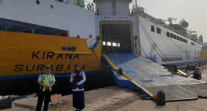Dampak Fenomena Super Blue Moon Malam Ini, Banjir Rob Mengganggu Pesisir Surabaya Raya