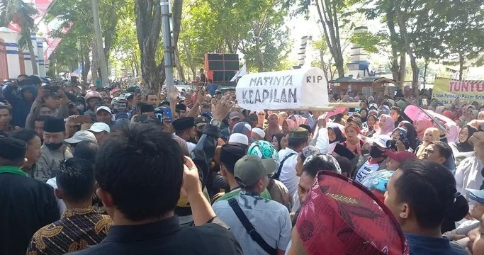 Ratusan Pedagang Pasar Srimangunan Demo di Kantor Bupati Sampang Menolak Relokasi