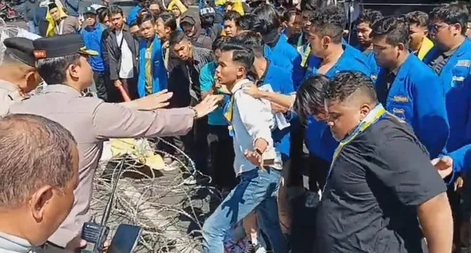 Demo di Balai Kota Surabaya Berakhir Ricuh, 6 Orang Diamankan