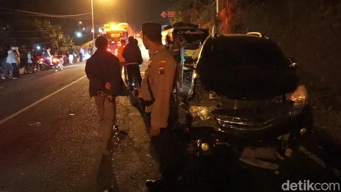 2 Penonton Karnaval di Pacet Tewas Tertabrak Truk Tangki