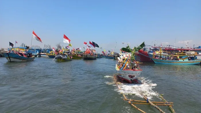 Ratusan Kapal Nelayan Menghiasi Laut, Iringi Sesaji Petik Laut