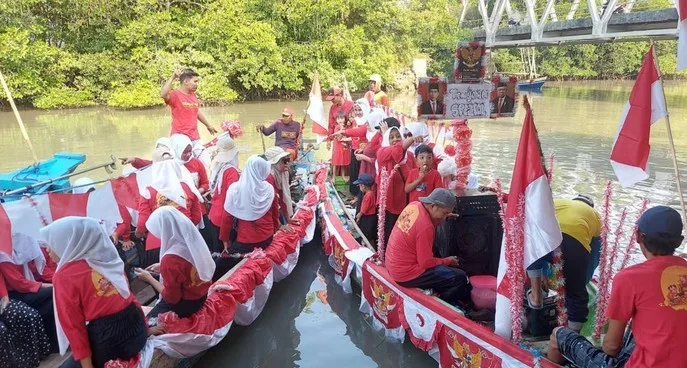Nelayan Gresik Sambut Gembira Lomba Hias Perahu Meriahkan HUT RI