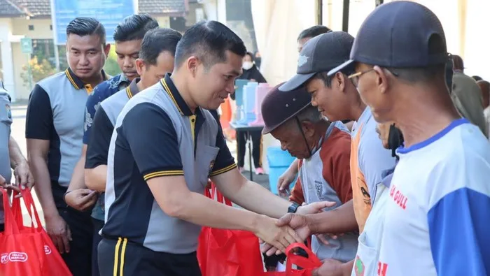 Ratusan Tukang Becak di Nganjuk Dikunjungi Polisi: Terima Sembako dan Sarapan