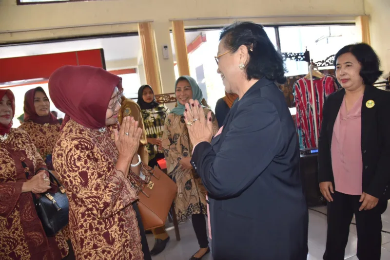 Ketua Perwosi Kabupaten Tulungagung, Ny Siuk Maryoto Birowo, menerima kunjungan Pengurus Perwosi Provinsi (Perwosi) Jawa Tengah pada Selasa (8/8/2023), sekitar pukul 11.00 WIB.