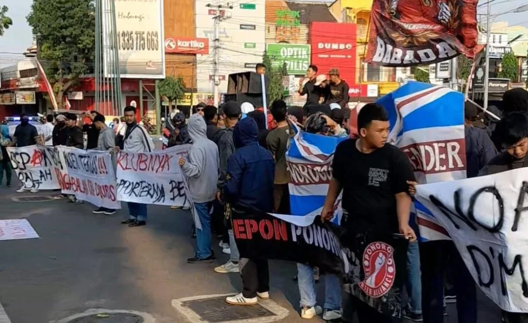 Ratusan Suporter Persepon Ponorogo Demo Tuntut Keikutsetaan Liga 3 2023