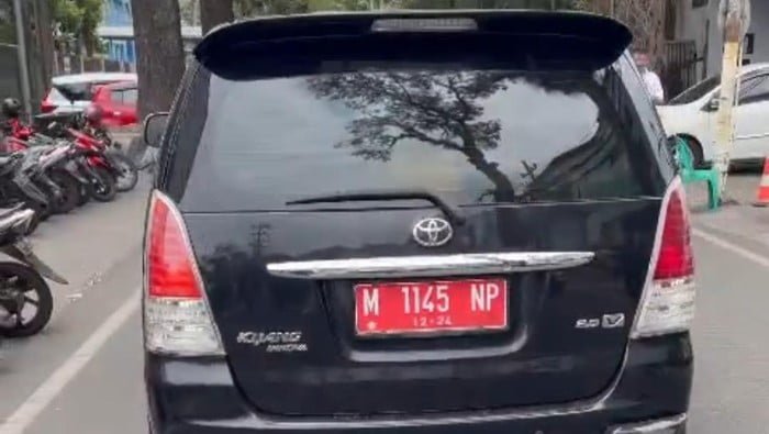Mobil Dinas Melarikan Diri Usai Menyerempet Mobil di Malang