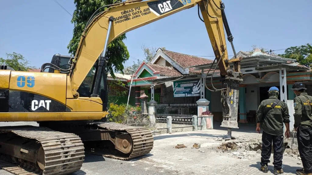 Pemprov Jatim Bongkar Paksa Bangunan Ilegal di Ngambakan-Sumoroto