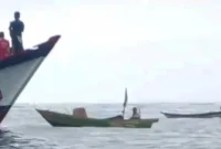 Sejumlah nelayan setempat melakukan pencarian 8 ABK Kapal Mandala di Pantai Gayasan Blitar