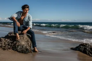 Outfit ke Pantai dengan Celana Jeans