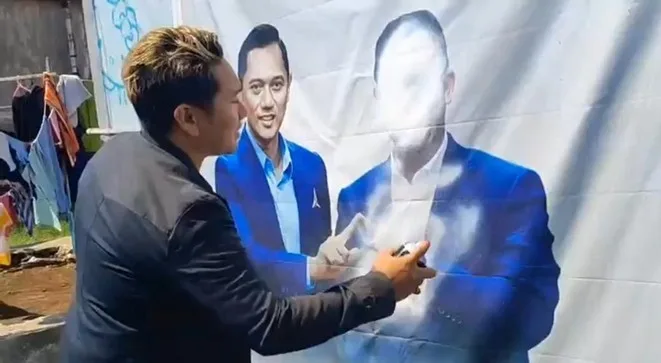 Kader Demokrat Pasuruan Tutup Wajah Anies di Baliho dengan Cat dan Tulisan ‘Fake’