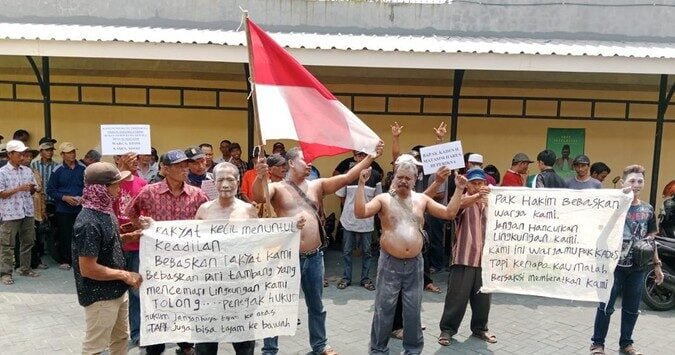 Ratusan Warga Demo di Depan PN Bojonegoro, Minta Bebaskan 3 Warga Sumuragung