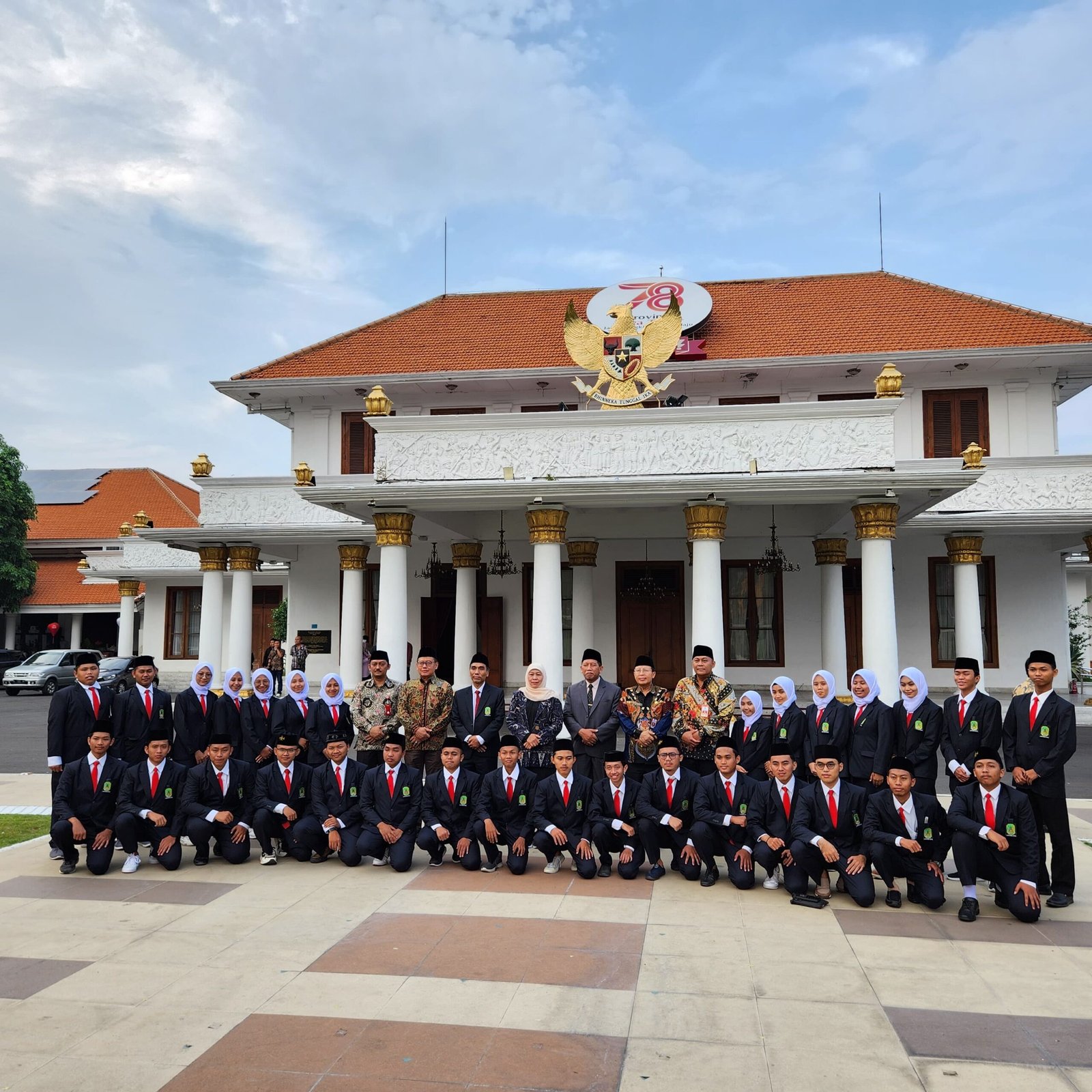 Khofifah Lepas 30 Santri Penerima Beasiswa ke Kairo