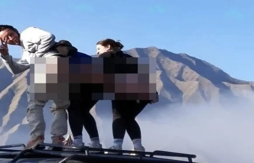Turis Asing Pamer Pantat di Bromo, Bikin Geger dan Banjir Kritikan dari Warga Lokal