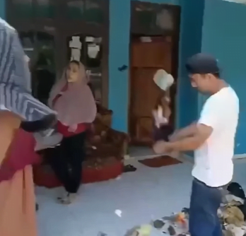 Viral Mirip Konflik Korea, Warga Sumedang Saling Lempar Sampah
