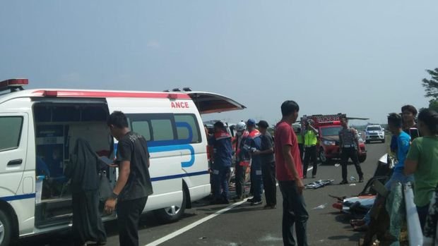 Ambulans Pembawa Jenazah Tabrak Truk di Tol Pemalang-Batang