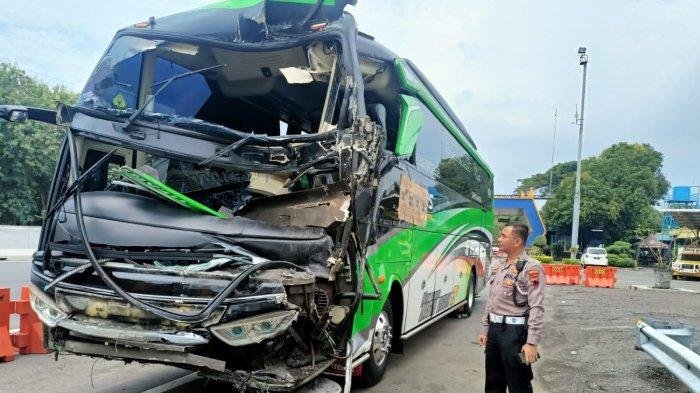 Bus Bawa Siswa SMK Mau Studi Banding Seruduk Truk di Tol Semarang