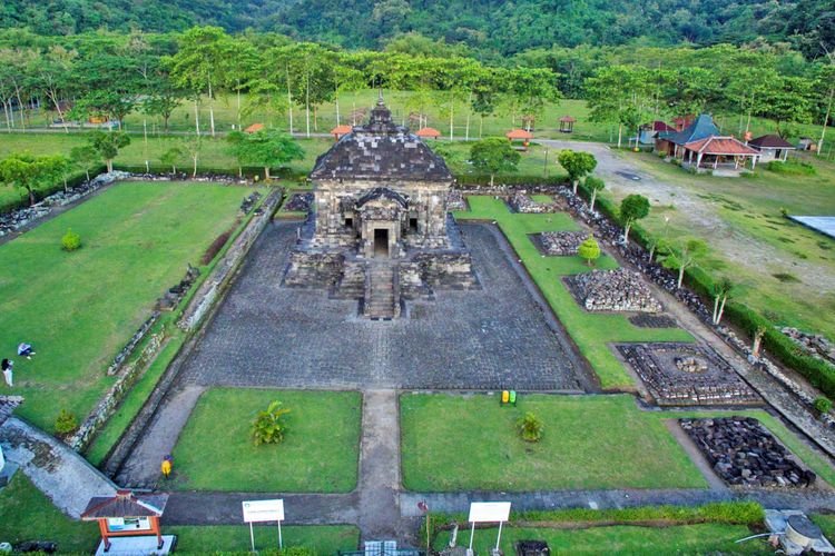 Menyusuri Keindahan Arsitektur Candi Banyuniba Sleman Yogyakarta