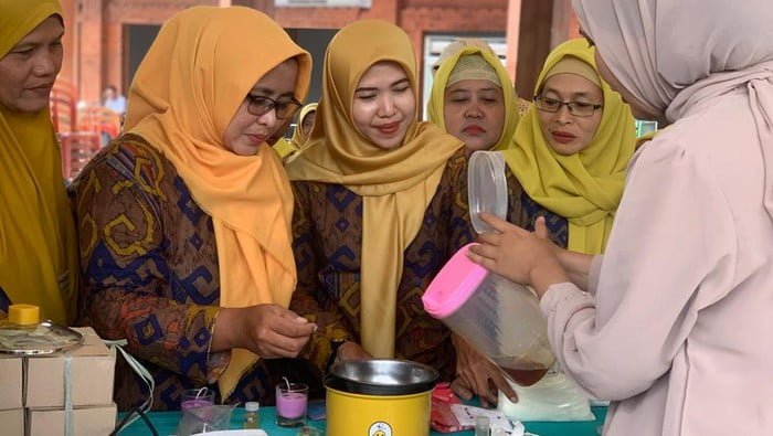 Emak-Emak PKK Ini Sulap Minyak Jelantah Jadi Aromaterapi, Bisa Jadi Bisnis Lho!