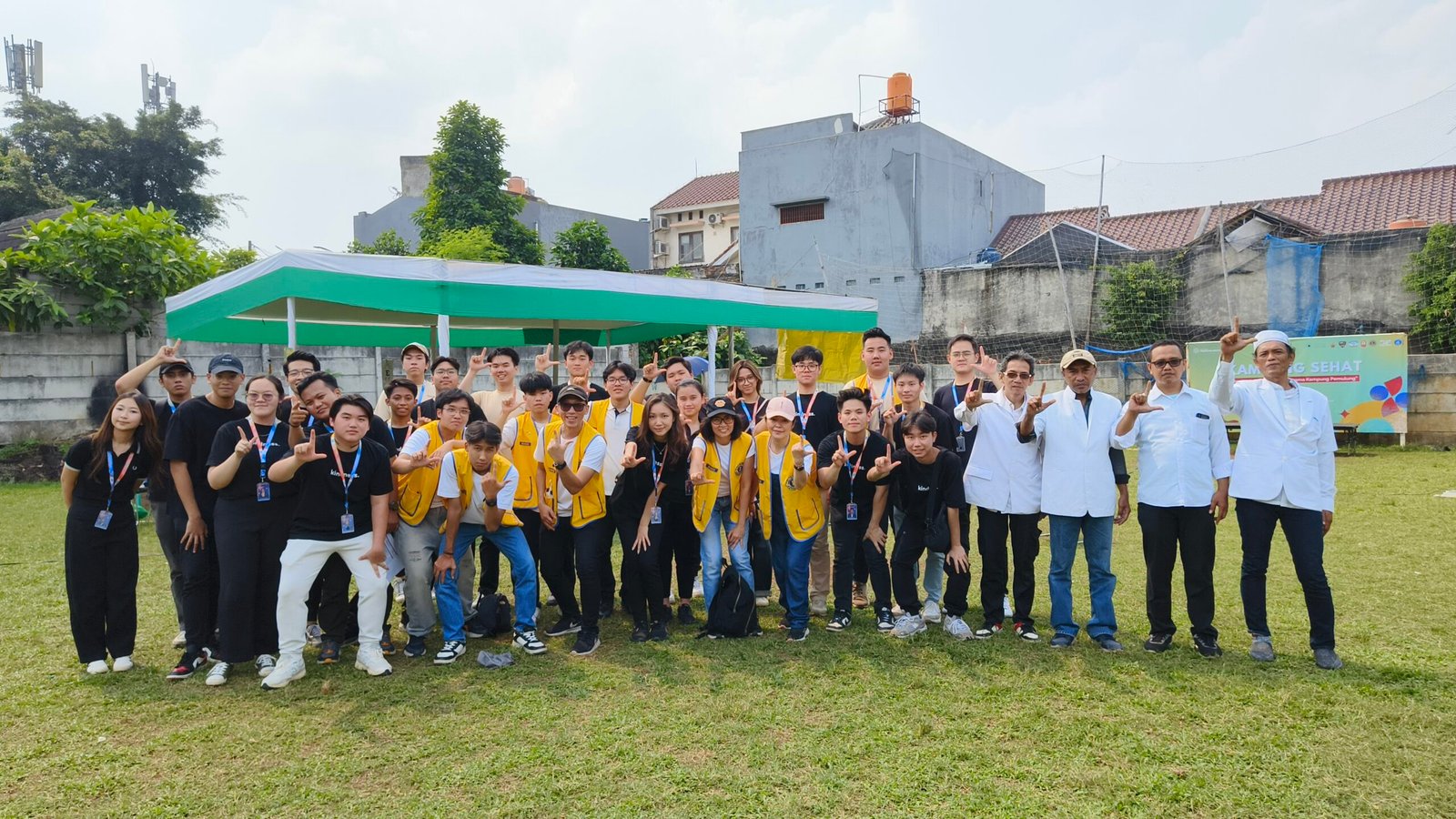 Lions Club dan Social Week Universitas Prasetiya Mulya Gelar Bakti Sosial ‘Kampung Sehat’