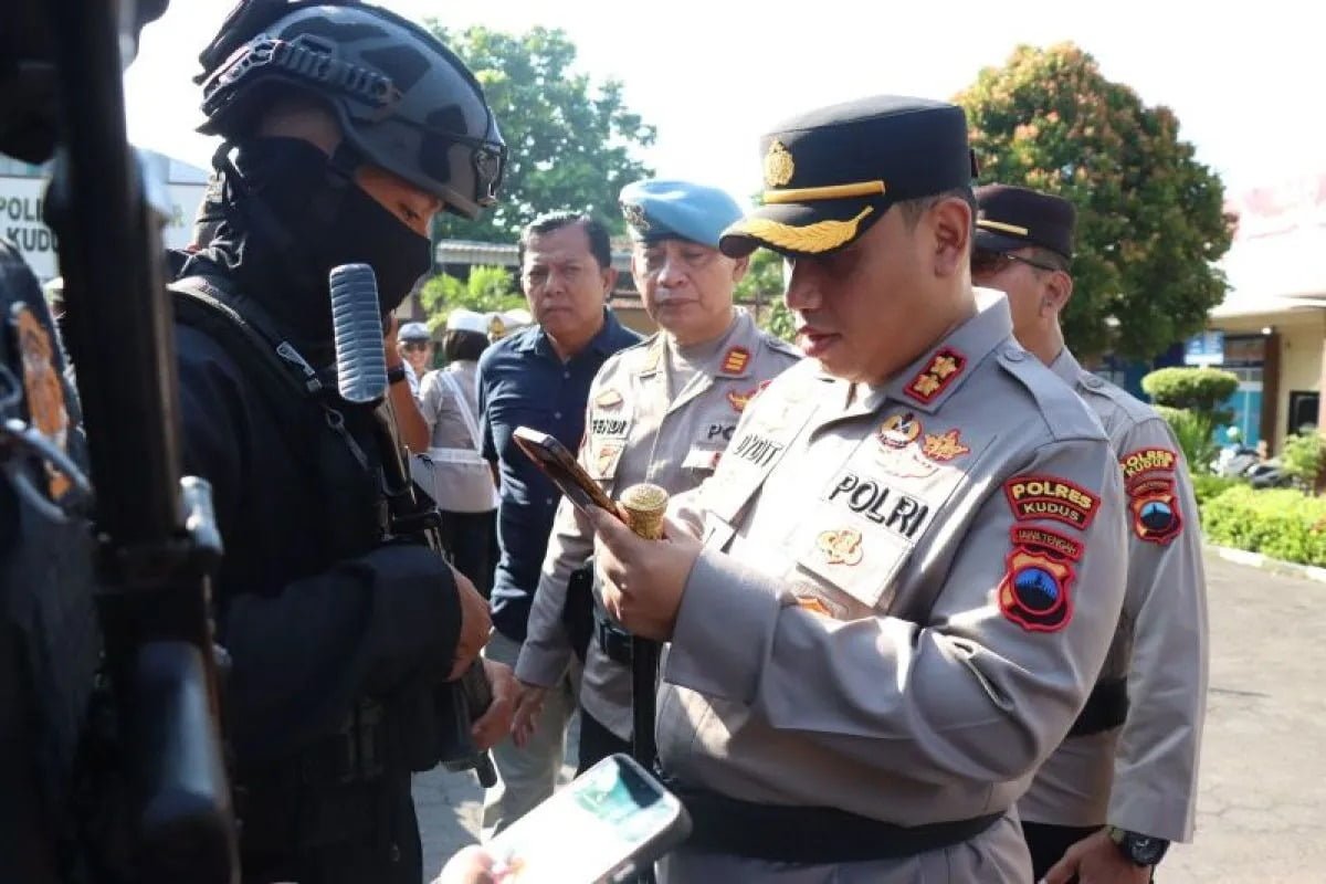 Kapolres Kudus Ngecek HP Anggota, Wah Ketemu Apa Aja Nih?